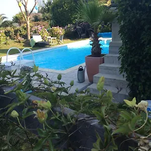 https://roulotte-de-luxe-vue-mer-180-et-un-ha-de-verdure.inbrittany.com